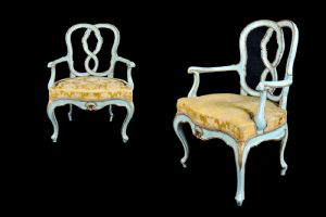 Pareja de sillones lacados con fondo azul